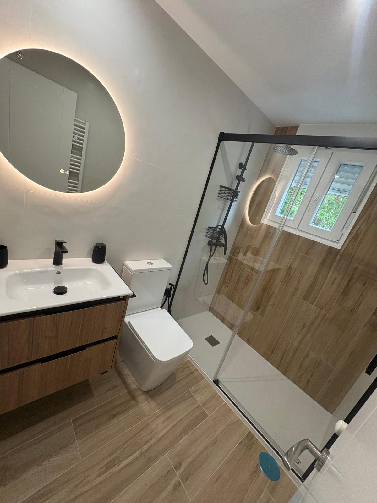Baño con porcelánico símil madera