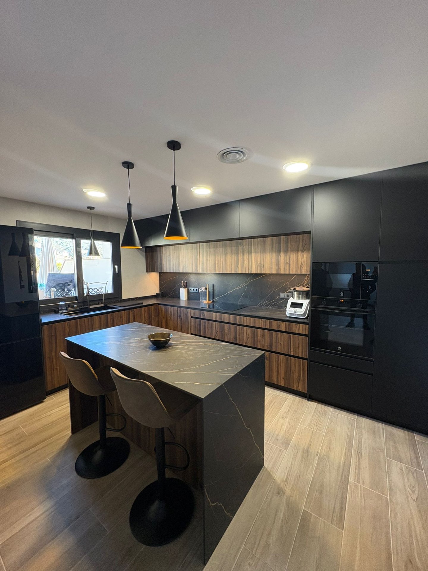Cocina en negro y madera